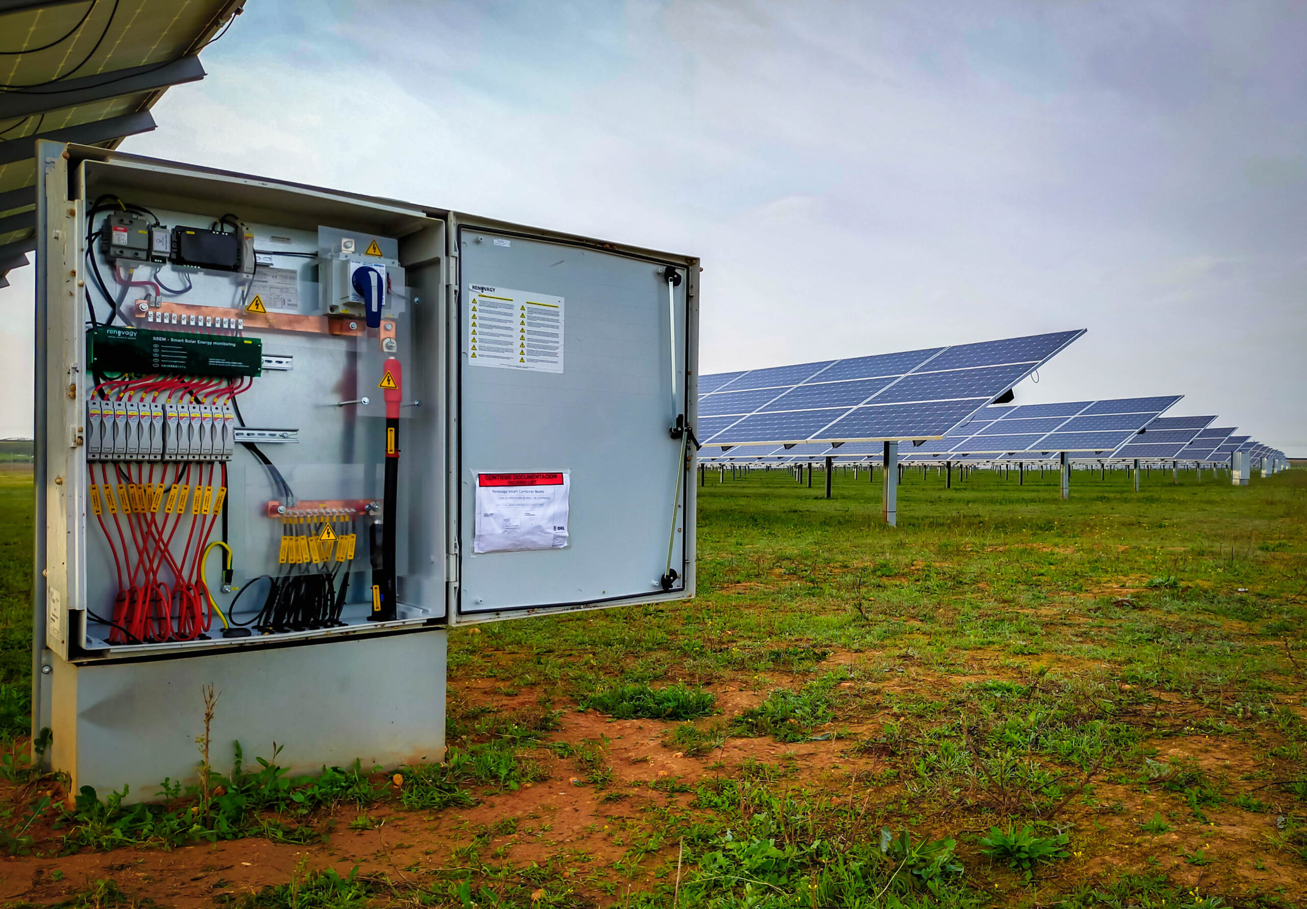 Combiner Box Renovagy instalada em campo fotovoltaico